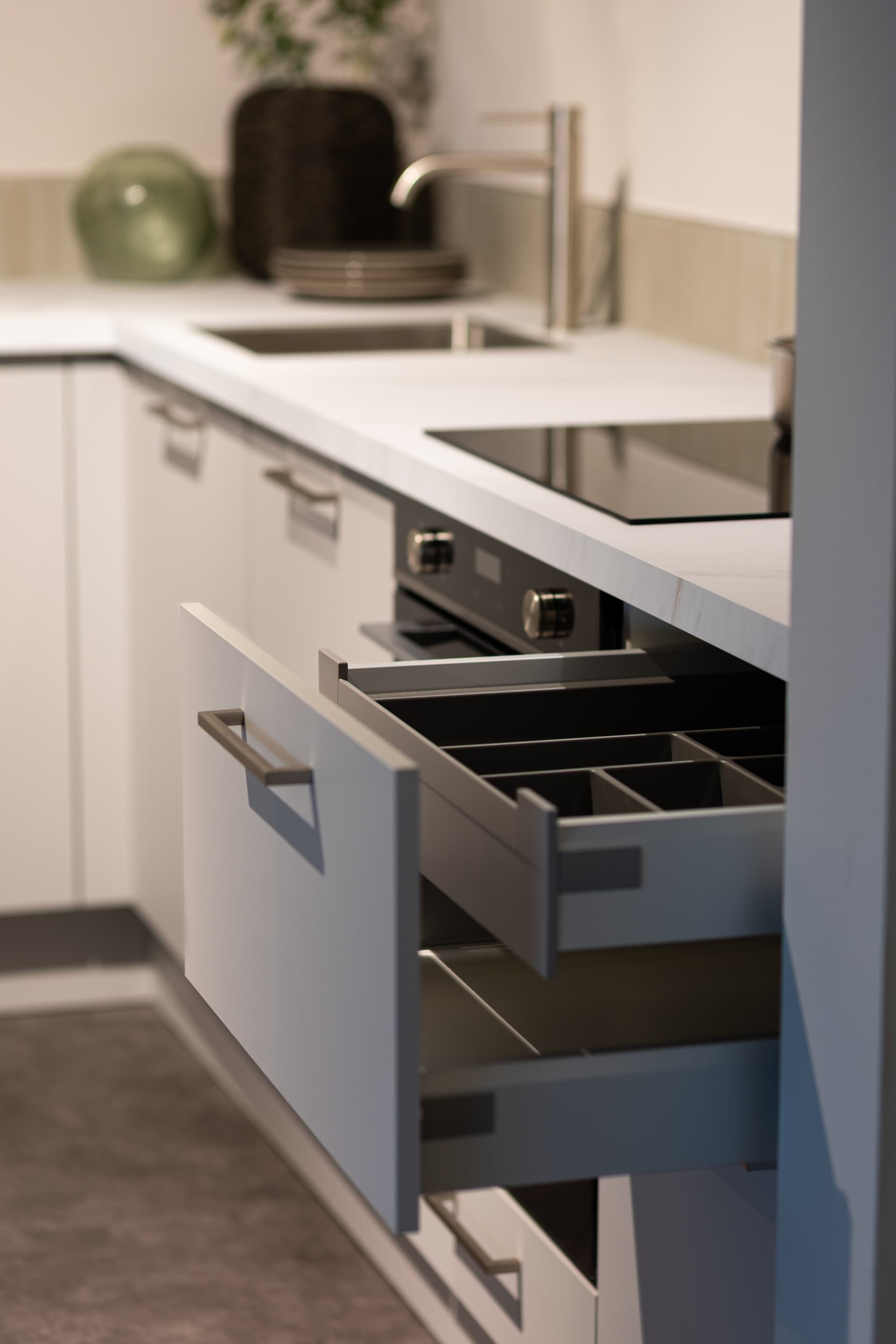 Besteklade in grijze keuken