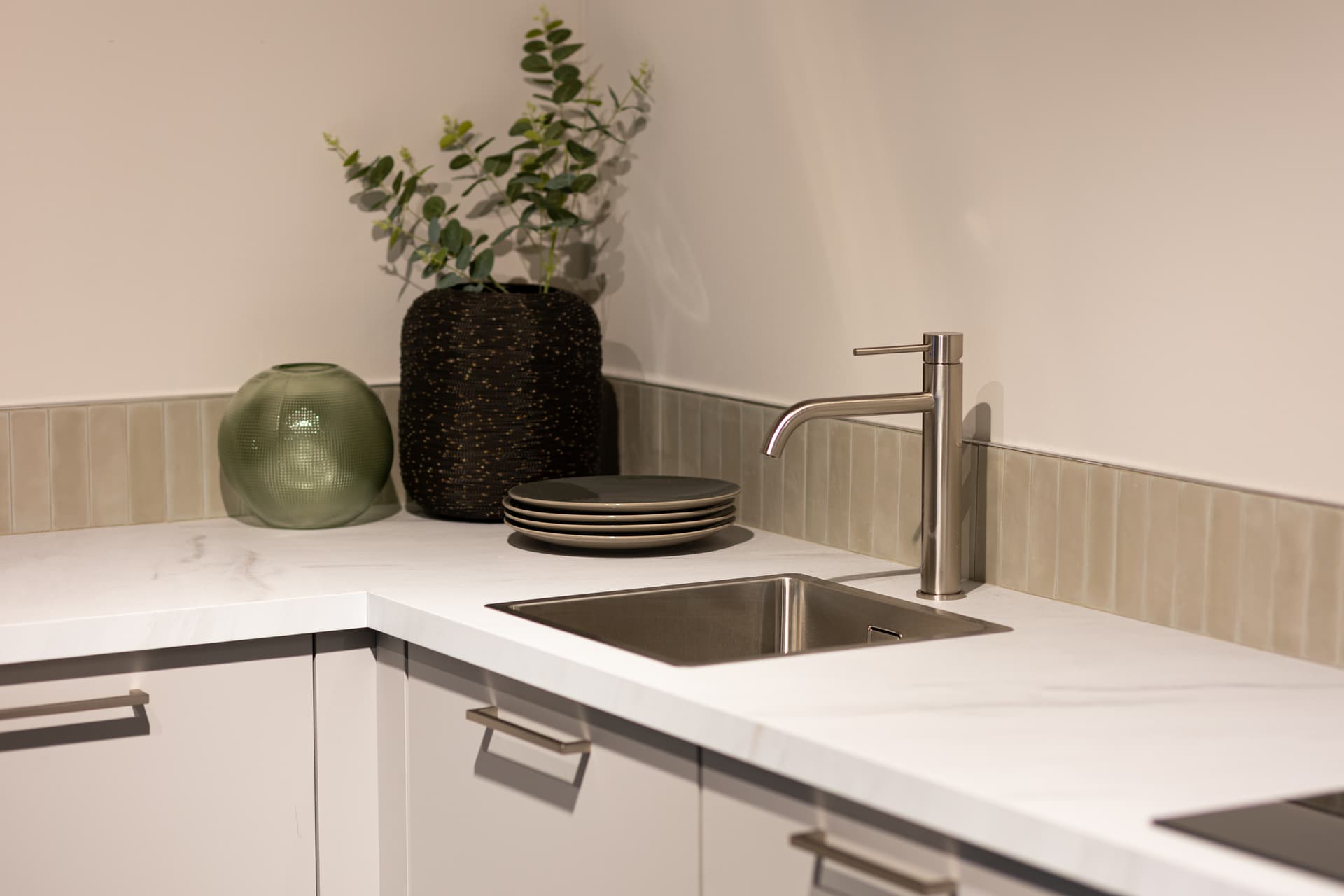 Wit keukenblad op beige keuken