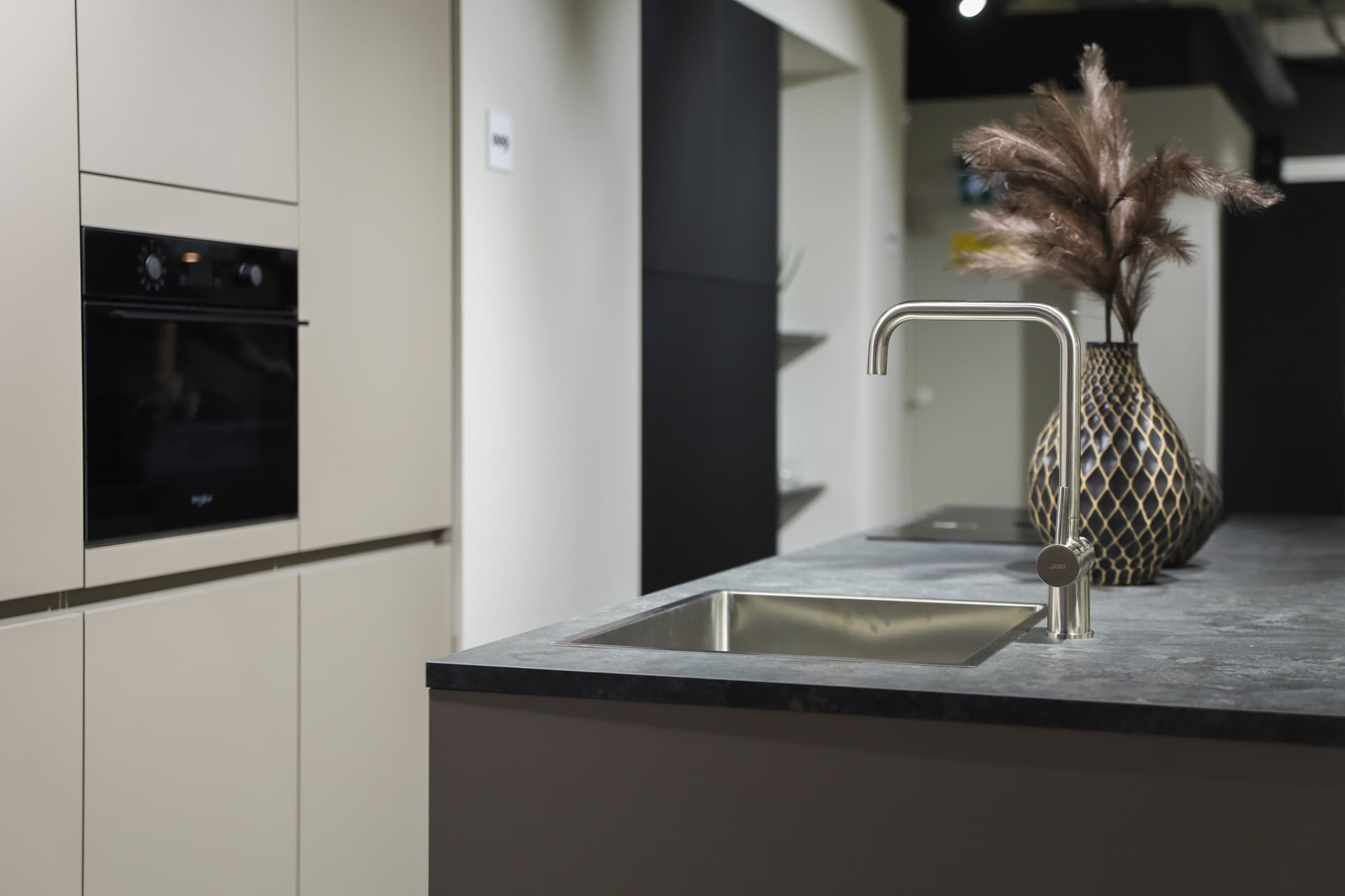 Beige eilandkeuken