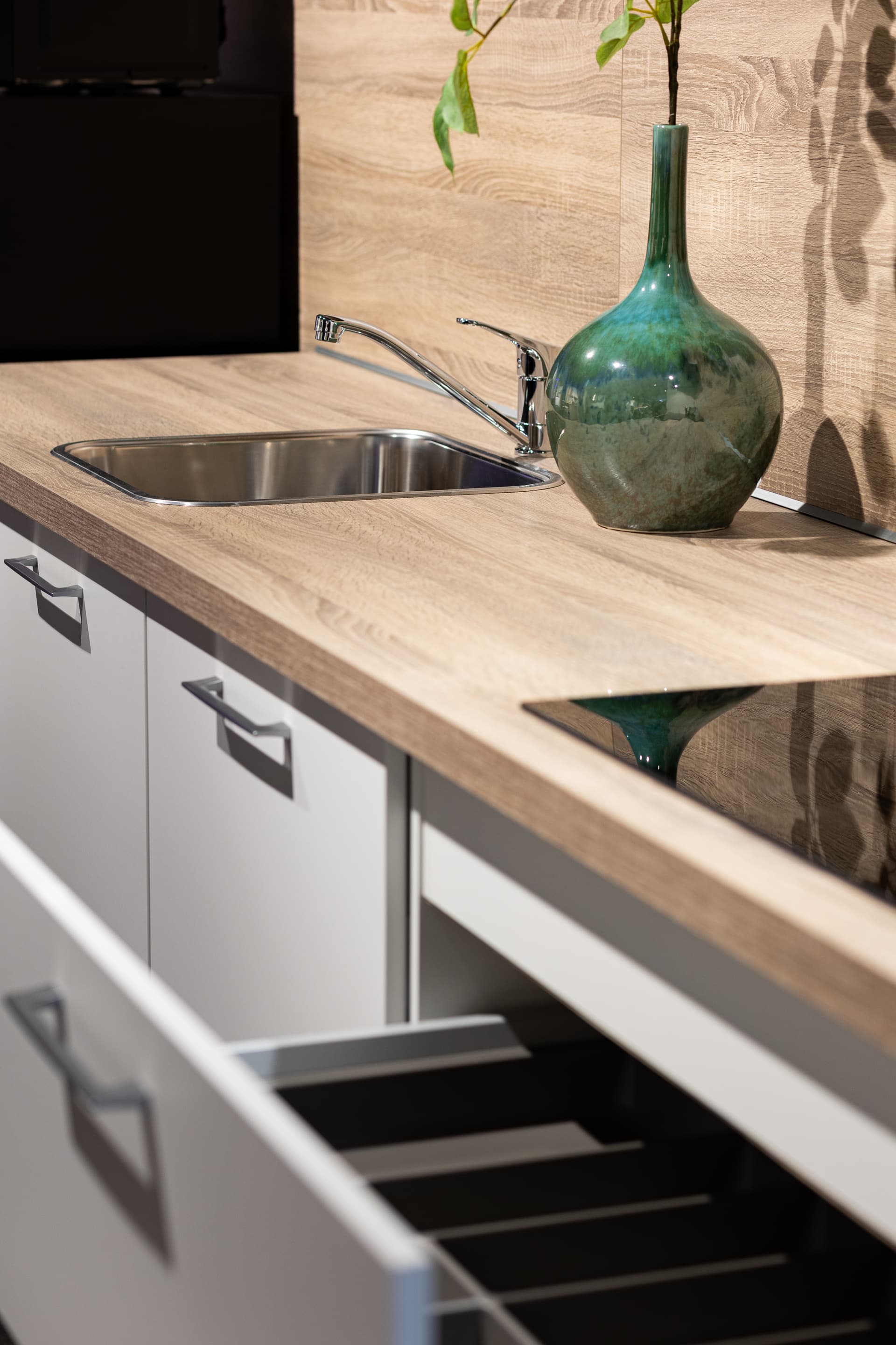Besteklades in witte keuken