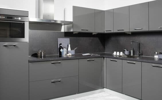 Donkergrijze keukens