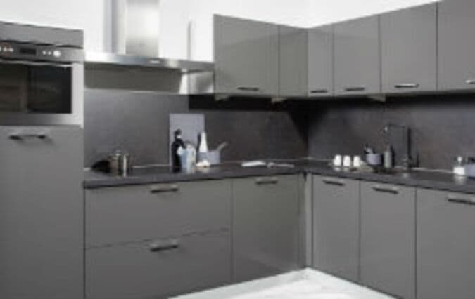 Grijze keuken met zwart blad
