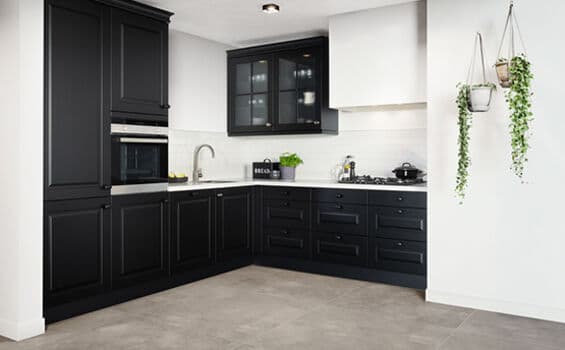 Zwarte landelijke keuken