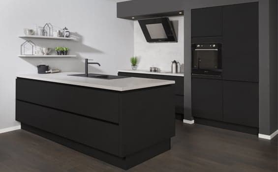 Zwarte industriële keuken