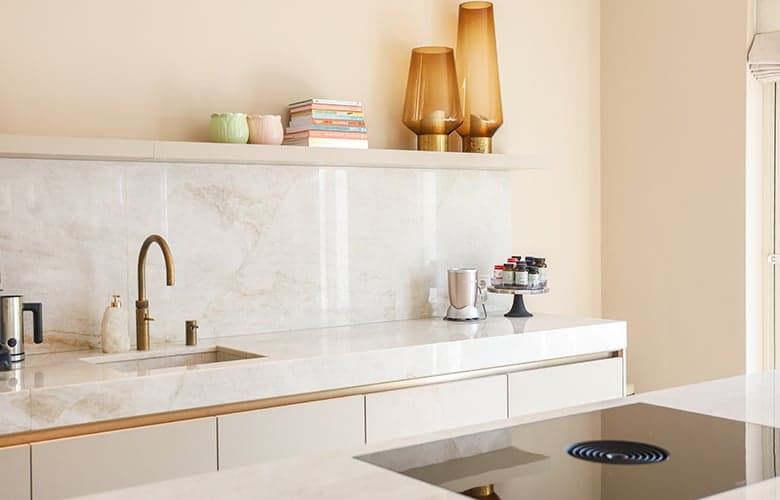 Lichte keuken met accessoires