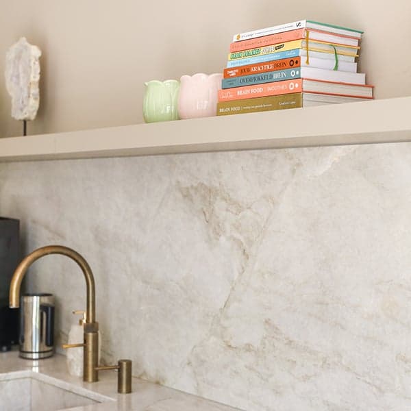 De achterwand en de spoelbak zijn ook volledig met het marmeren blad afgewerkt.