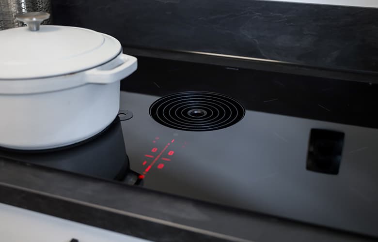 Het grootste voordeel van de BORA is dat we geen afzuigkap meer in het zicht hebben hangen, dit zorgt voor een ruimtelijke uitstraling van onze hoekkeuken.”