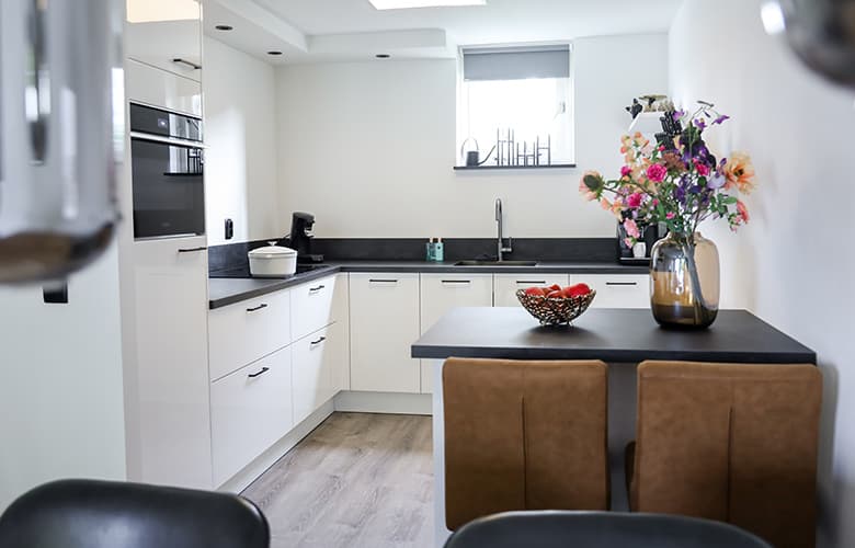 Dick en Ingrid wilde graag een strakke witte hoekkeuken passend binnen het budget.