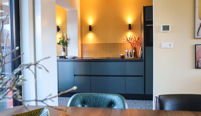 De gele kleur en vintage tegeltjes op de muur zorgen samen voor een gaaf kleurencontrast!”