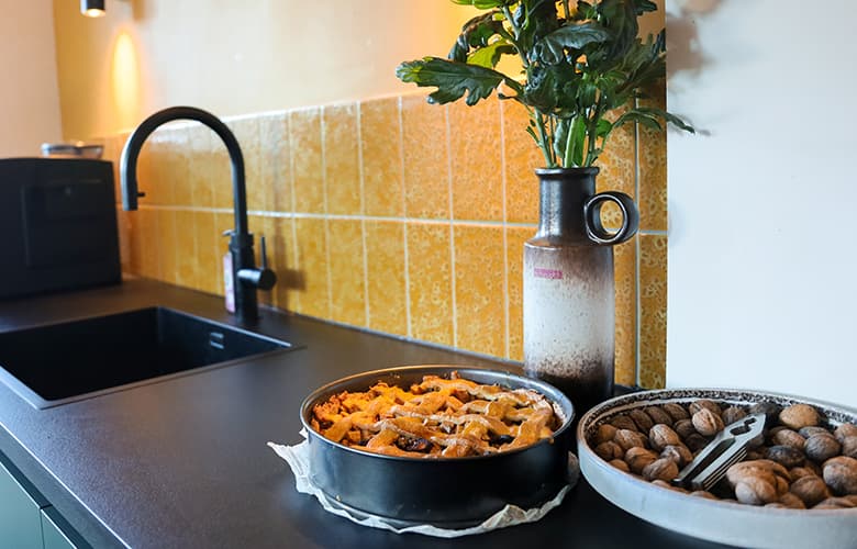vers gebakken taart in de keuken