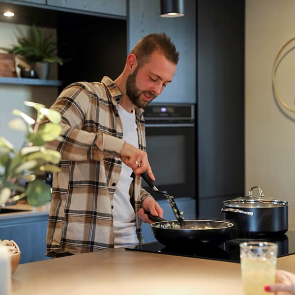 Mark bezig met zijn favoriete gerecht