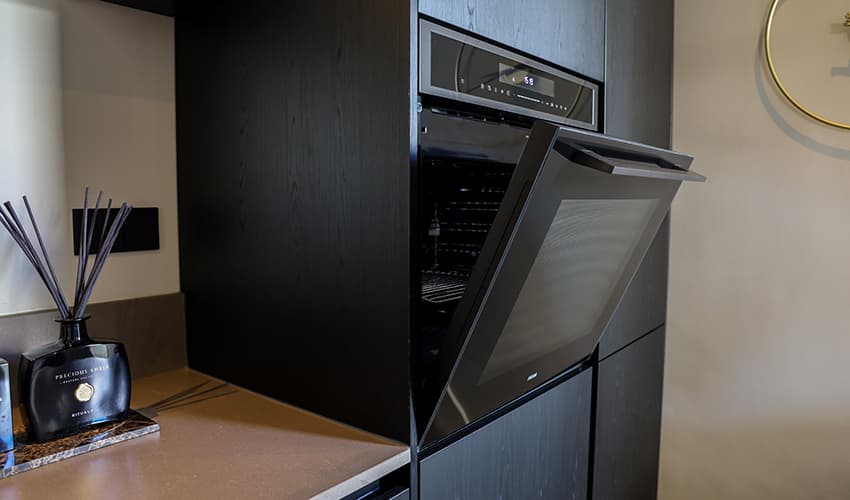 Modern zwarte oven op ooghoogte