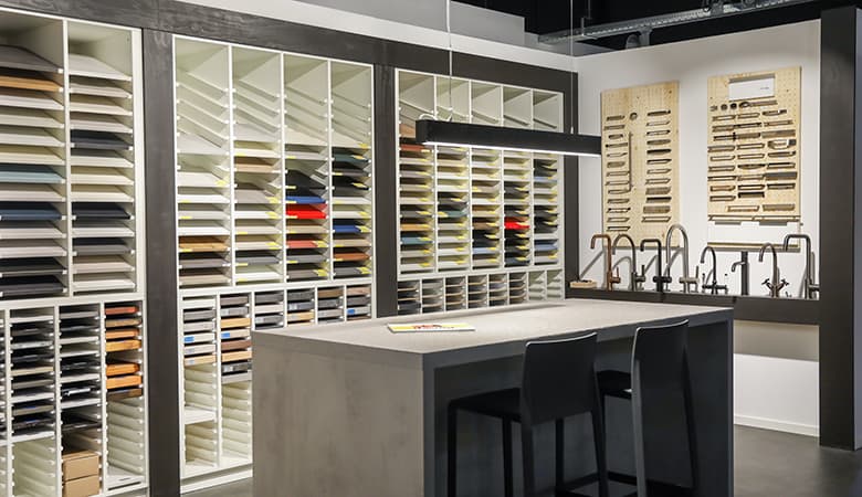 Daarnaast zijn de meeste keukens leverbaar in iedere kleur en opstelling. Laat je inspireren in onze uitgebreide inspiratieruimte. Hier vind je onder andere allerlei kleuren, greepjes en kranen voor jouw nieuwe keuken.