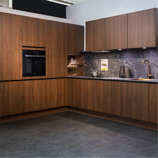 Fraaie keuken in houtlook