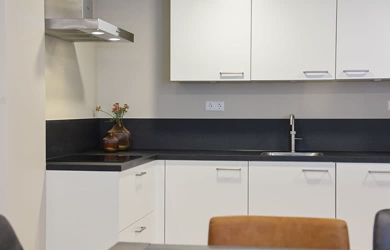 Op beide verdiepingen staat een keuken die van alle gemakken voorzien is, zoals onder andere een Quooker kraan, combi-magnetron en inductiekookplaat