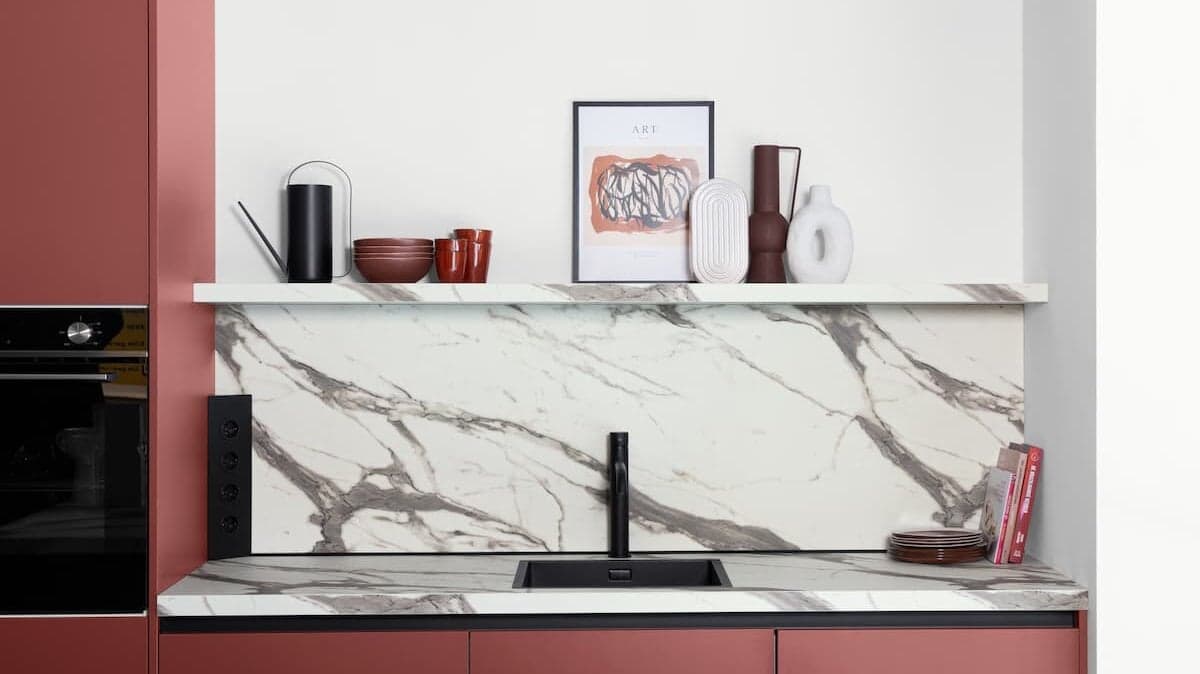 <img class="image-embed-item" src="https://s.keukenconcurrent.nl/_processed_/c/5/csm_GL-Remco%20LX%20Steckbord%20boven%20het%20spoelgedeelte_a75a7cba5c.jpg" width="1200" height="674" loading="eager" alt="">