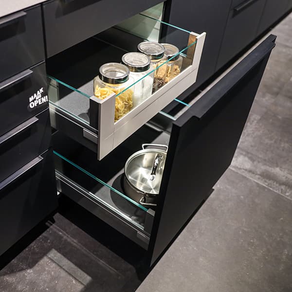 Organisatiesystemen voor onder andere ladebakken en uittrekelementen bieden gestructureerde ruimte voor alles wat je in jouw keuken graag wilt opbergen.