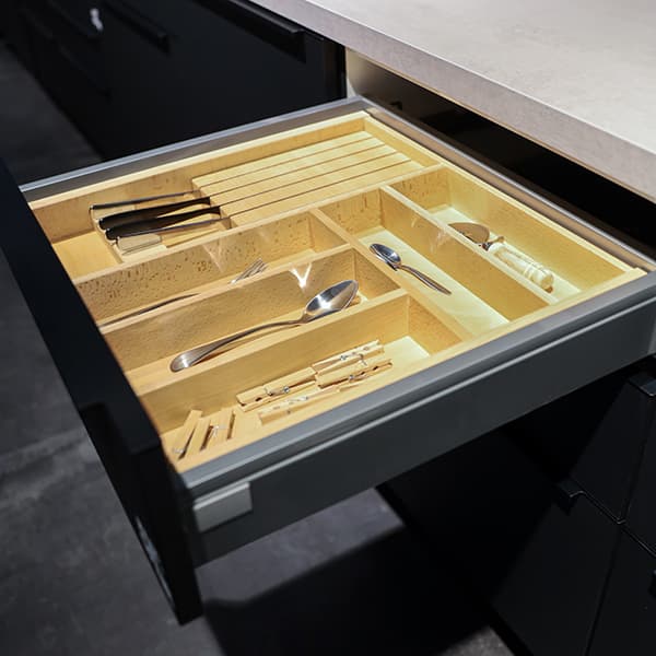Organisatiesystemen voor onder andere ladebakken en uittrekelementen bieden gestructureerde ruimte voor alles wat je in jouw keuken graag wilt opbergen. Van bestek tot kruiden, er zijn verschillende indelingen mogelijk.