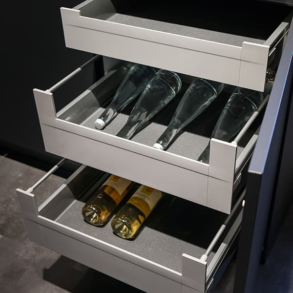 Heb je bijvoorbeeld nog een bijkeuken? Dan kun je deze kasten ook gebruiken voor bijvoorbeeld je wasmanden of drankvoorraad.