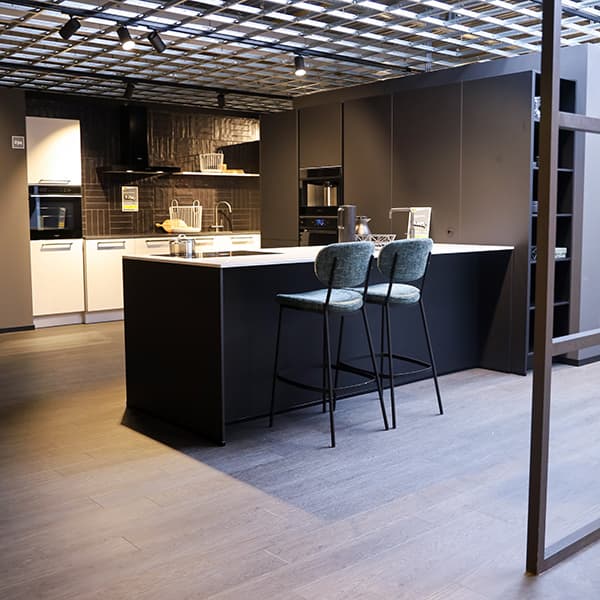 De vernieuwde showroom is ruim van opzet en je vind hier alle keukenstijlen en trends terug