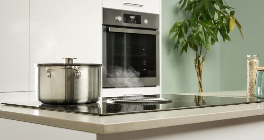 Ben je op zoek naar een kookveldafzuiging voor jouw keuken? Kom dan langs in één van onze keukenwinkels