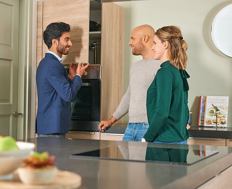 Adviesgesprek-showroom-KeukenConcurrent-met-klanten