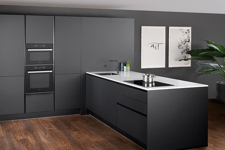 Donkergrijze keuken met grijze muurkleur