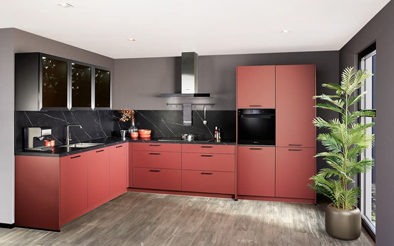 Ultramat-rode-keuken-met-antraciet-muurkleur
