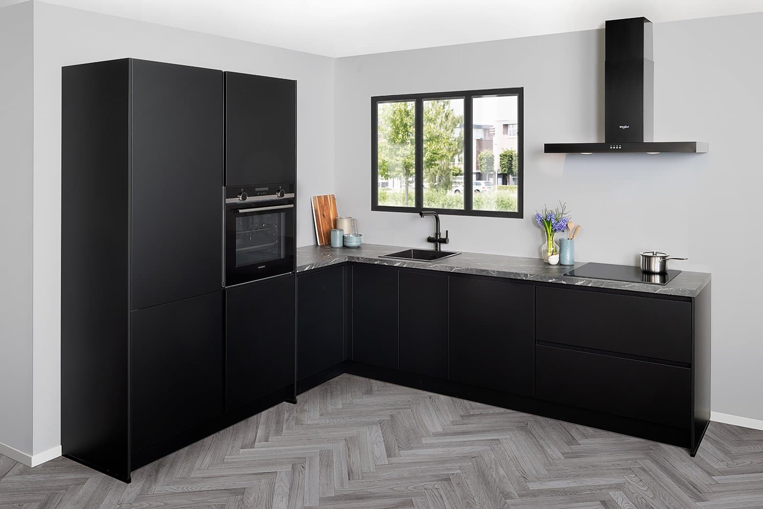 Matzwarte-hoekkeuken