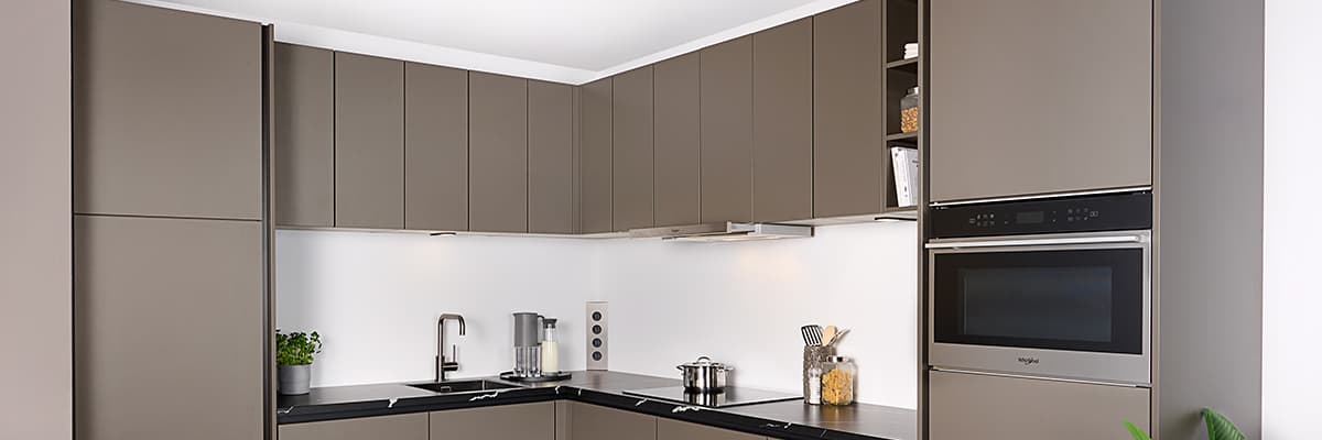 Taupe-hoekkeuken-met-matte-fronten