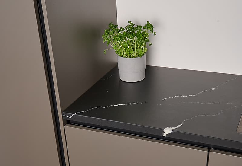 Taupe keuken met matte fronten