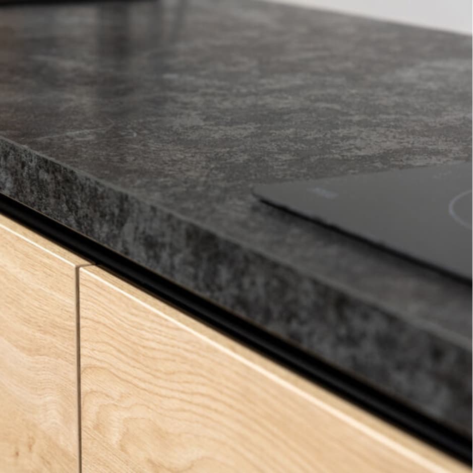 Zwart-en-hout-in-keuken