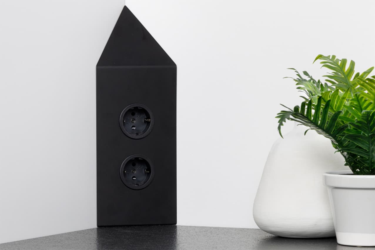 Zwarte-stopcontactzuil-in-keuken