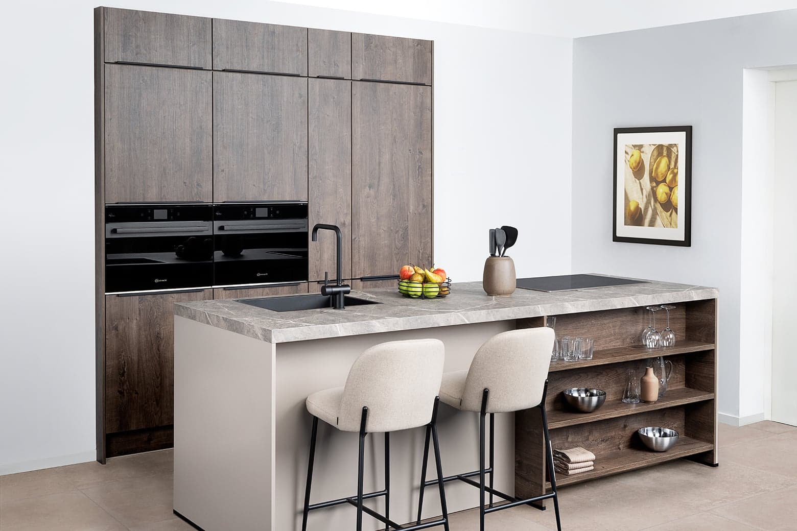 Houten-eilandkeuken-met-beige-details