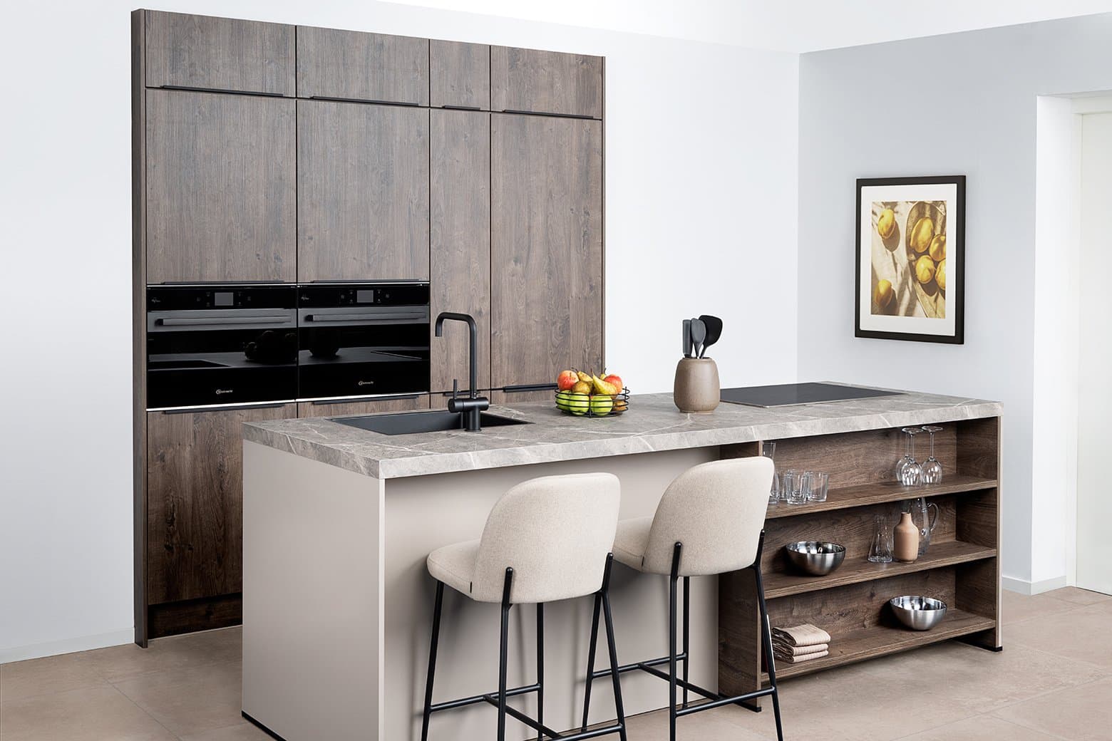 Houten-eilandkeuken-met-beige-details