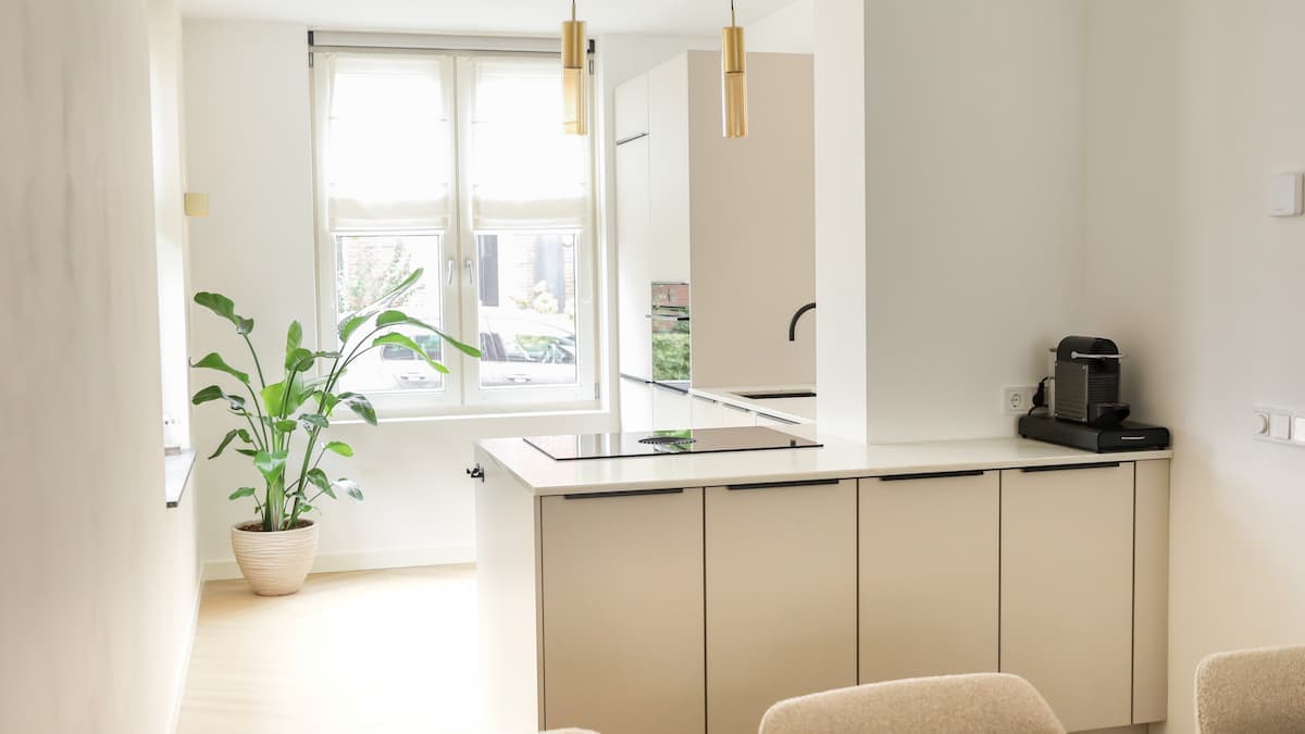 Overzichtsfoto beige Japandi keuken met schiereiland