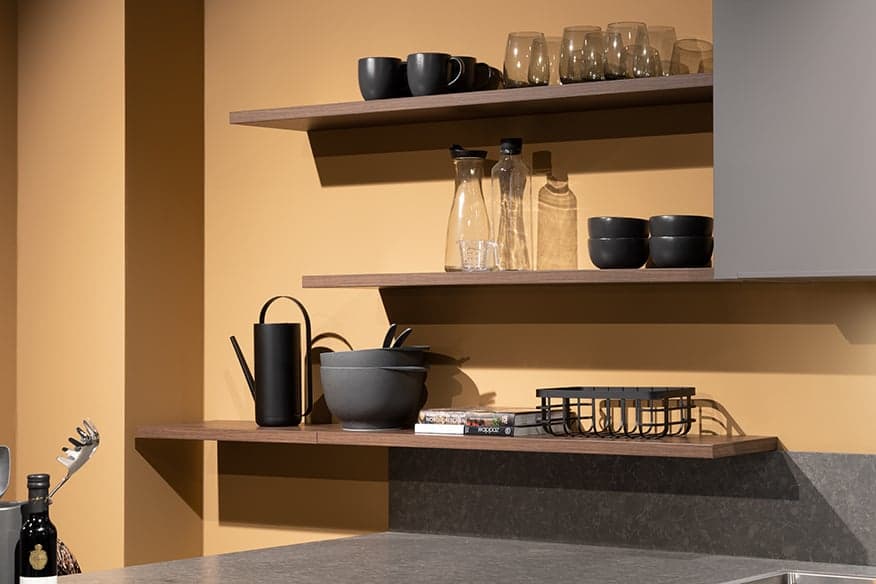 Gele-achterwand-in-keuken