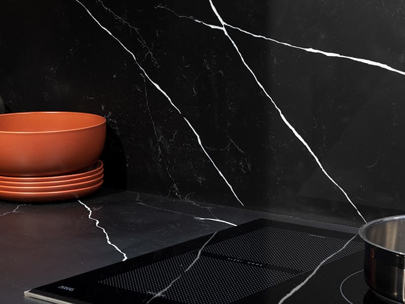 Zwarte-achterwand-met-marmerlook