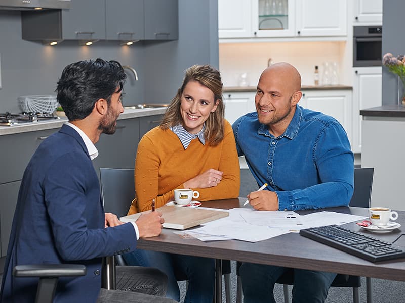 Stel-in-showroom-KeukenConcurrent