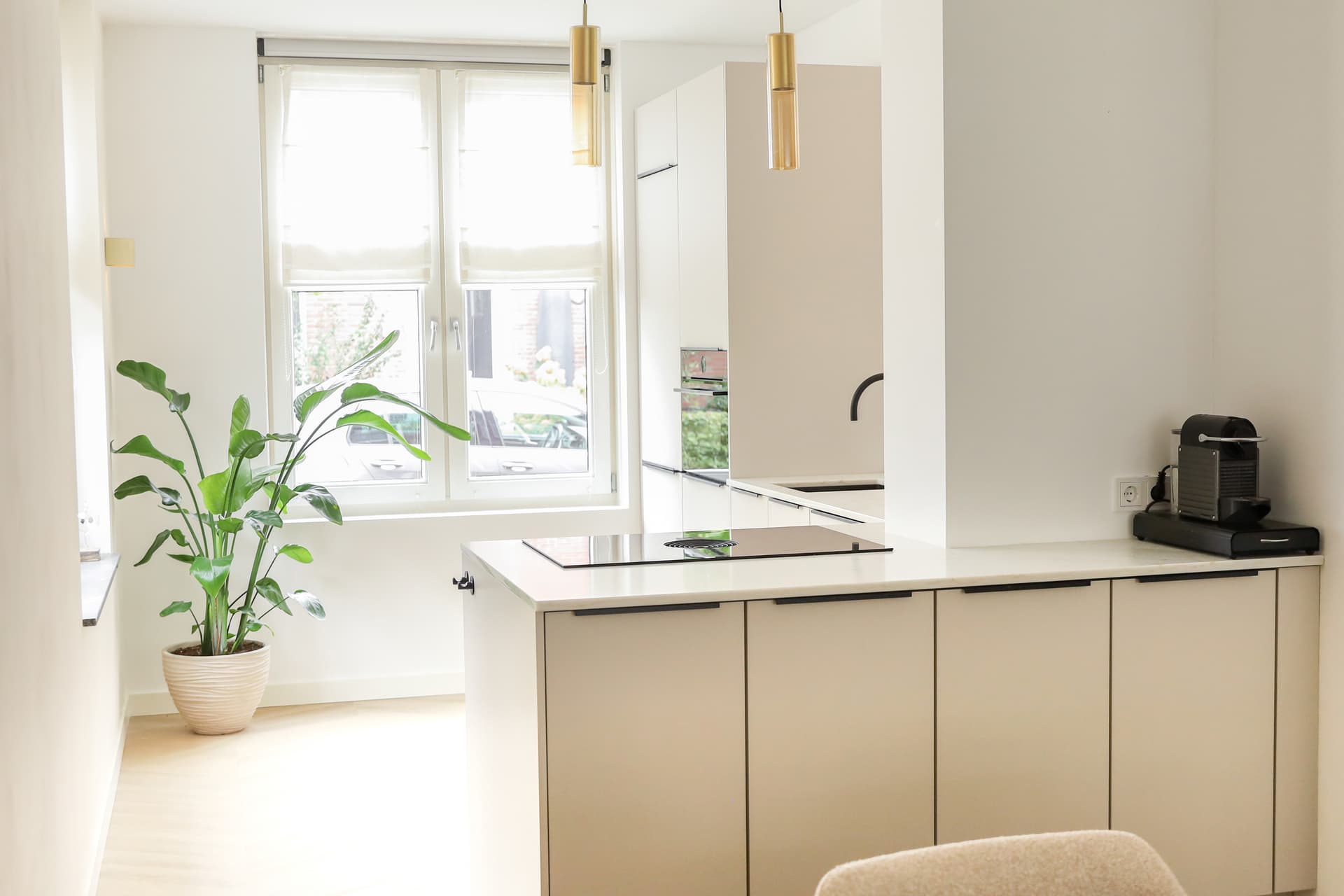 Beige-keuken-met-schiereiland-en-zwarte-grepen.jpg Beige Japandi Chique keuken