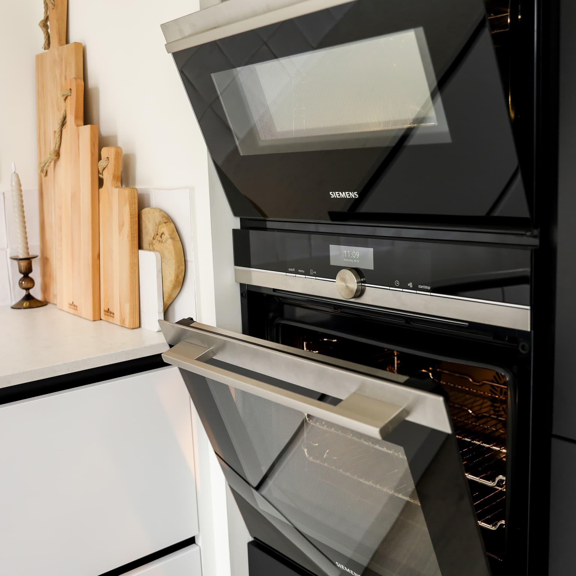 De keuken van Denise_15.jpg Twee ovens boven elkaar in witte keuken