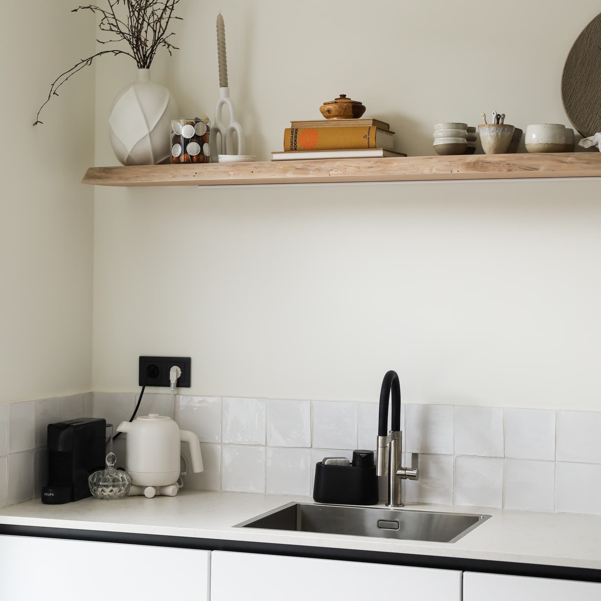 De keuken van Denise_27.jpg Koffiehoekje en een houte wandplank met speelse accesoires