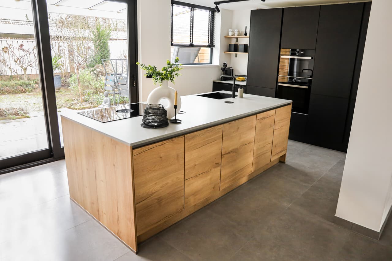 De keuken van Familie van Hooft_00001.jpg Zwarte keuken met een warm houte kookeiland