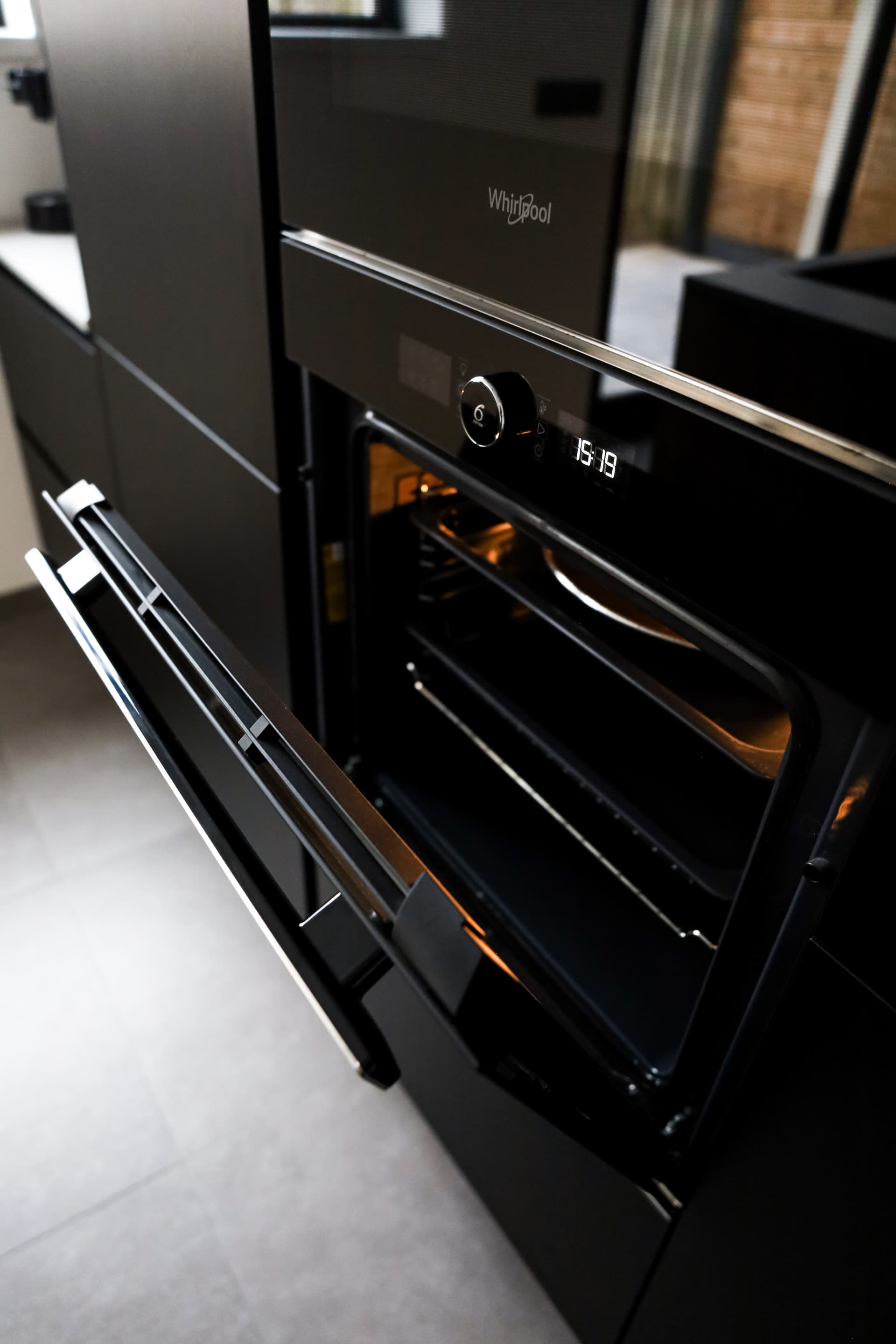 De keuken van Familie van Hooft_00021.jpg Zwarte oven in zwarte keuken