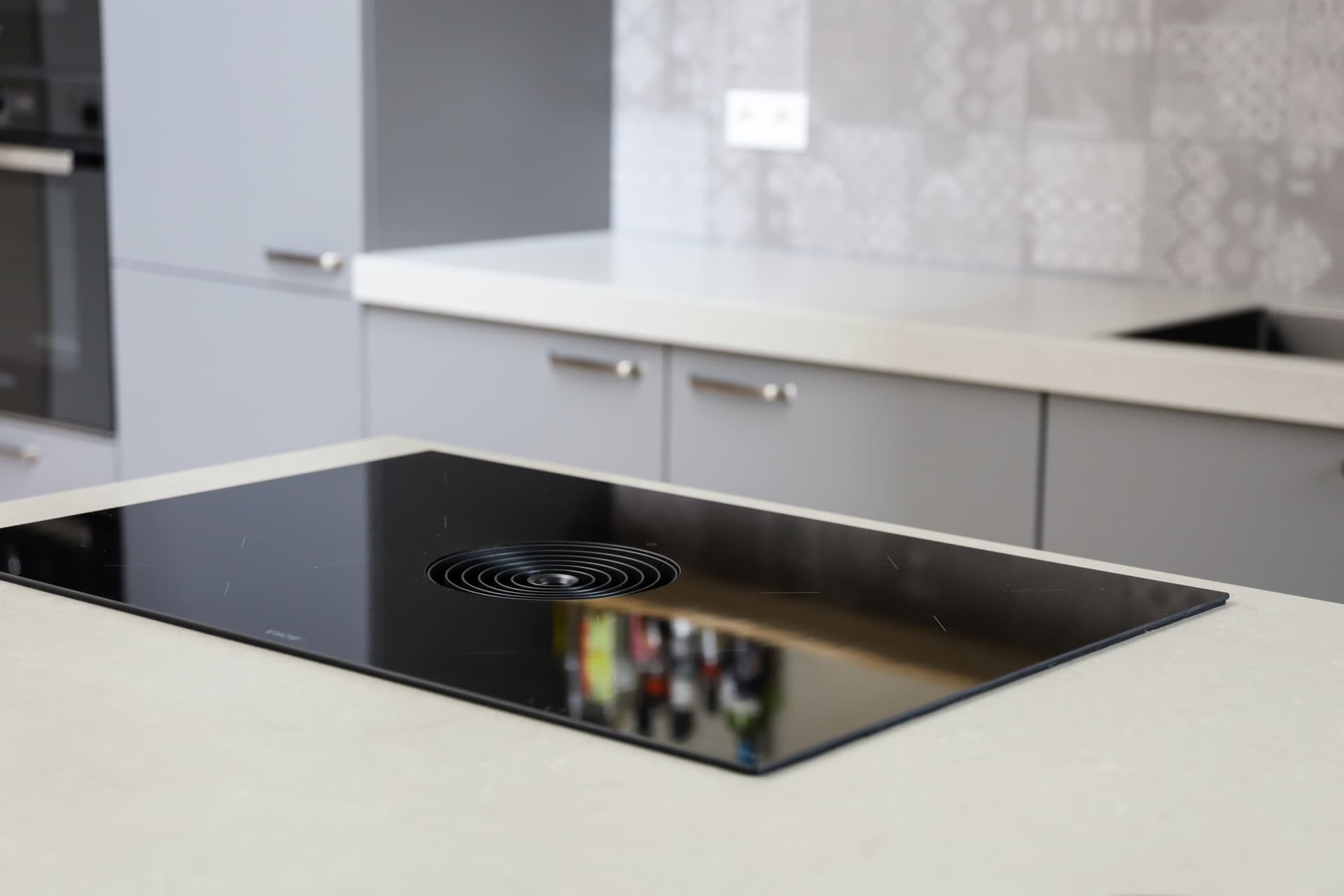 De keuken van rick en minouk_00011.jpg Zwarte kookplaat in grijze keuken