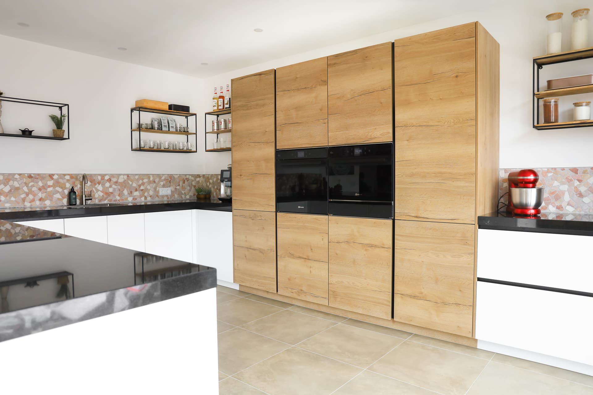 U-keuken met houten en witte fronten