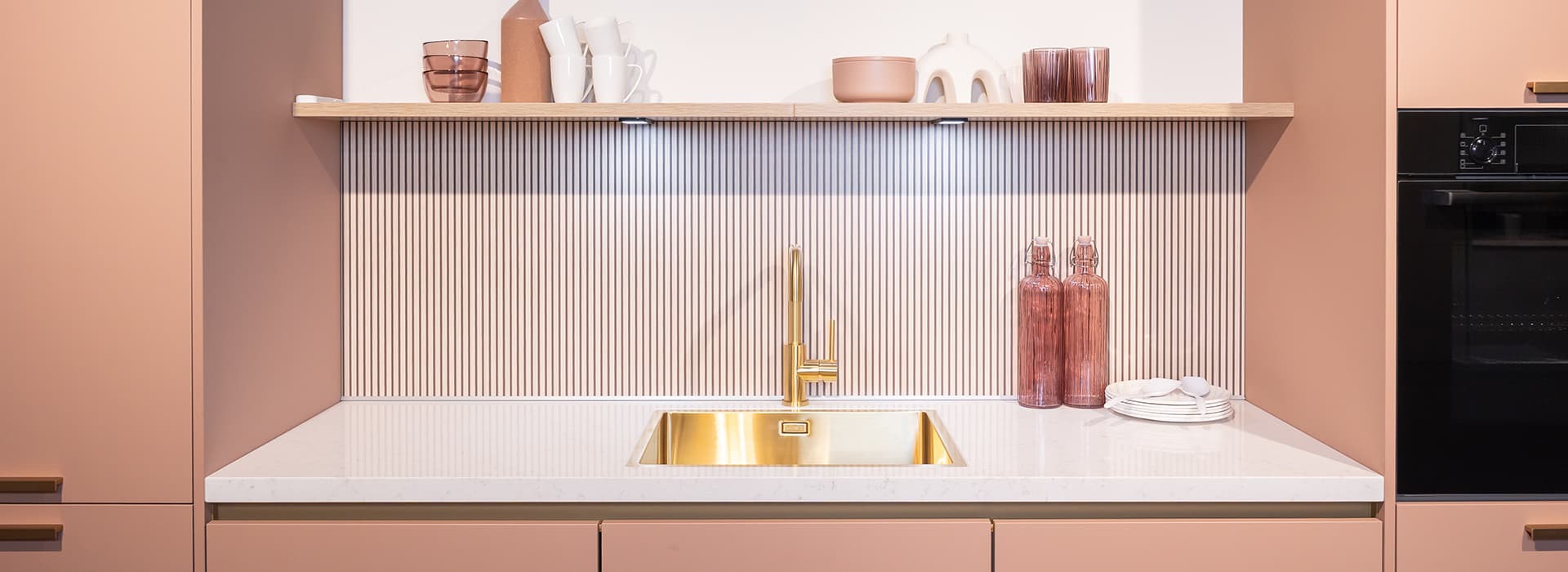 Roze keuken met nis en wandplank