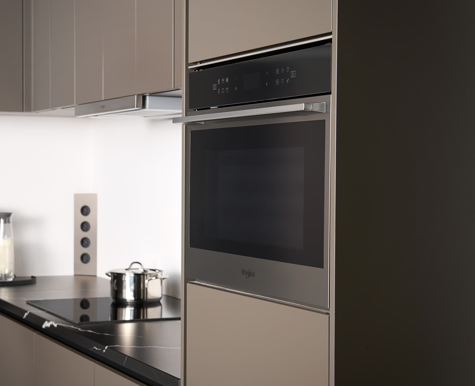 Kooi 02 detail 04 oven kookplaat.jpg Taupe keuken met zwart marmer werkblad