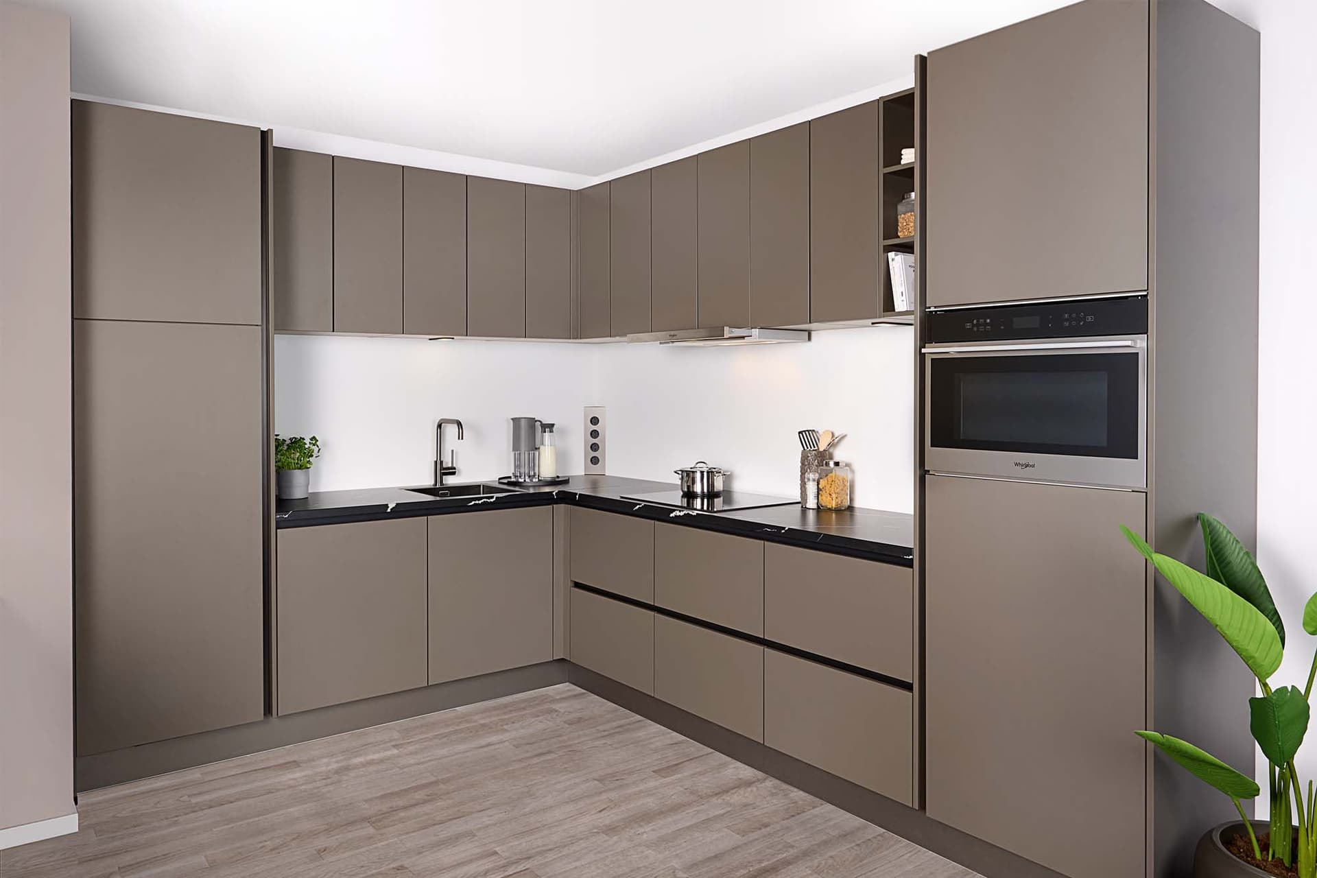 Taupe keukens2.jpg Taupe hoekkeuken met zwart werkblad
