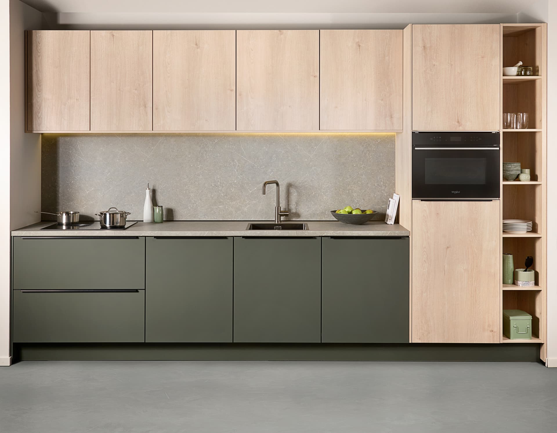 groene-houte-rechtekeuken.jpg Groene rechte keuken met houte bovenkastjes